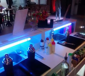 bar iluminado com neon