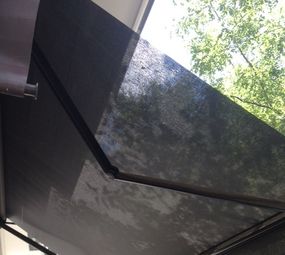 Toldo articulado com tecido sombreador
