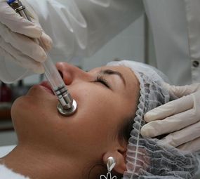 Tratamentos faciais diversos, recomendados por dermatologistas.