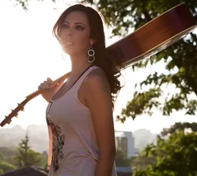 Mônica Bezerra Voz e Violão
