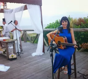 Mônica Bezerra Voz e Violão
