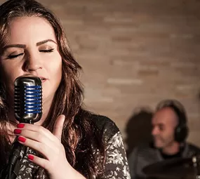 Anna Karolina Salih - Voz e Violão, Duo Acústico e Banda em Curitiba