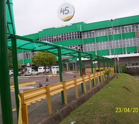 Cobertura em policarbonato compacto