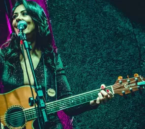 Mônica Bezerra Voz e Violão