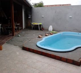 PISCINA INSTALADA COM DECK EM VOLTA