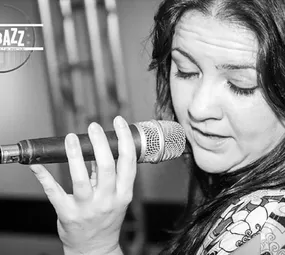 Anna Karolina Salih - Voz e Violão, Duo Acústico e Banda em Curitiba